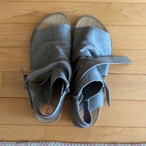 Never worn, they are too big for me!